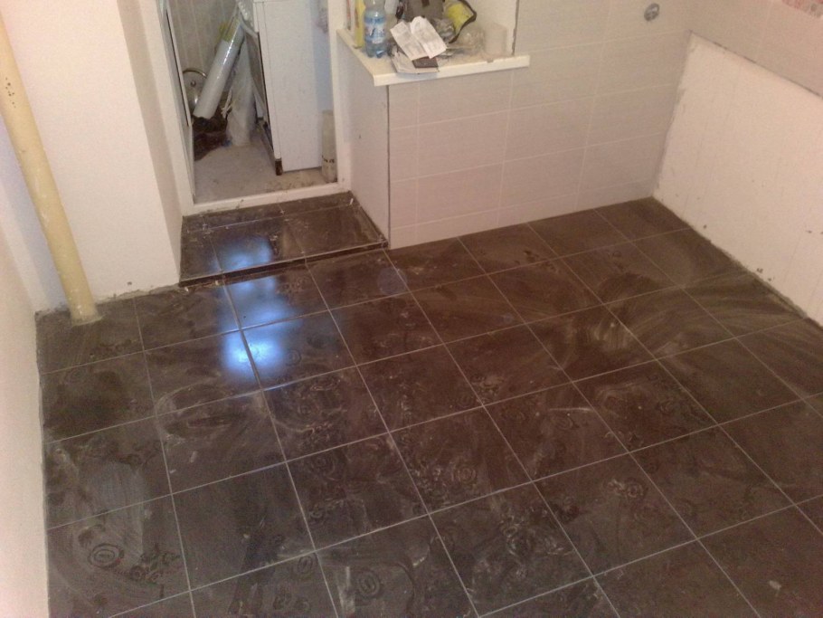 Напольная плитка из коридора в ванную