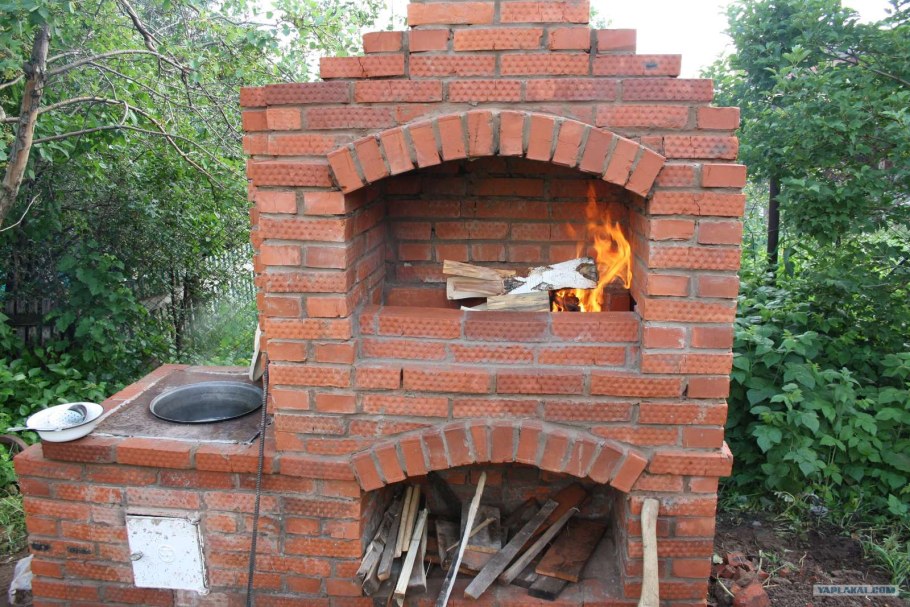 Уличная печь с мангалом и казаном из кирпича