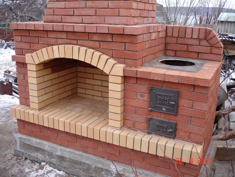 Печь для казана из кирпича с мангалом