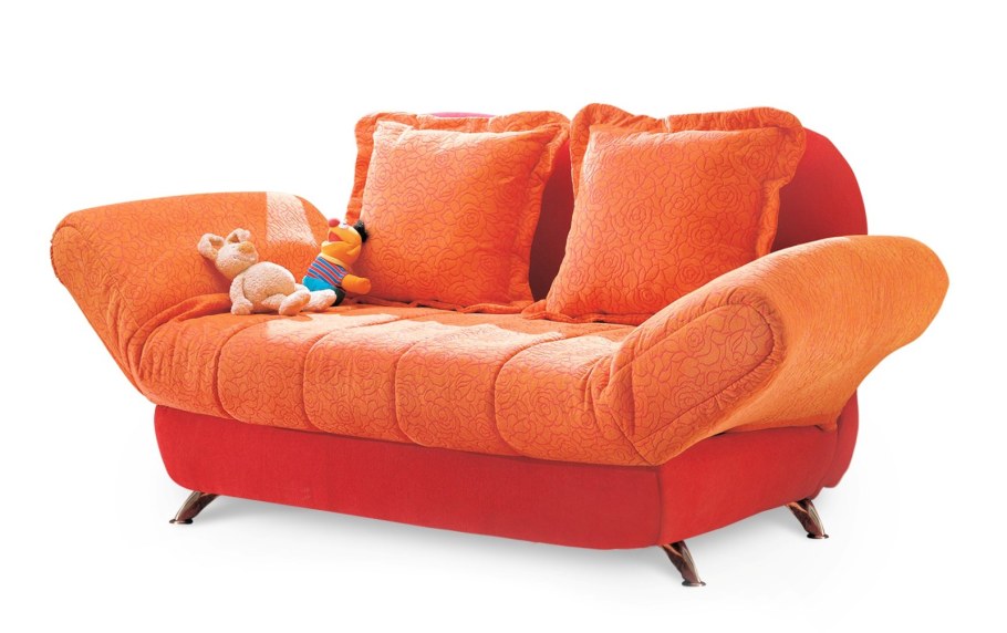 Комната с большим диваном