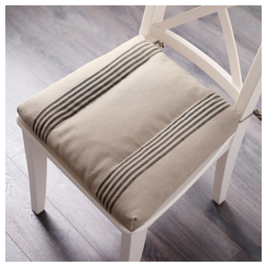 Кресло с мягкой подушкой