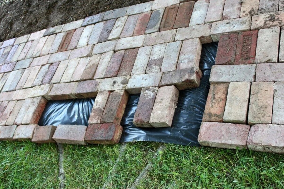 Дорожка из кирпича на даче