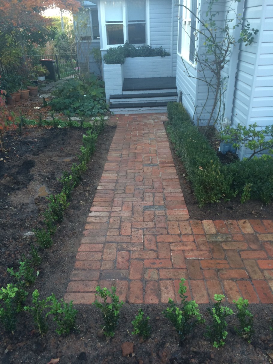 Площадка из кирпича на даче