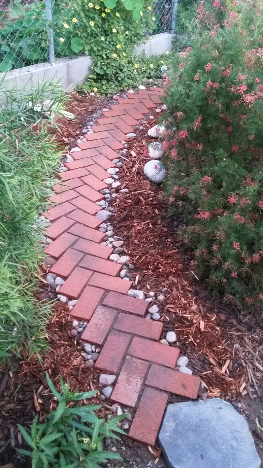 Садовые дорожки из старого кирпича