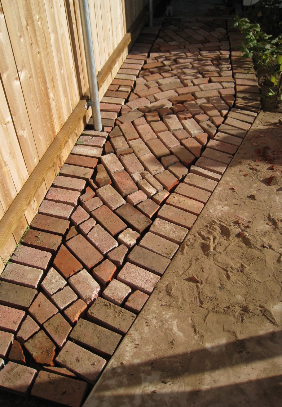 Дорожка из кирпича на даче