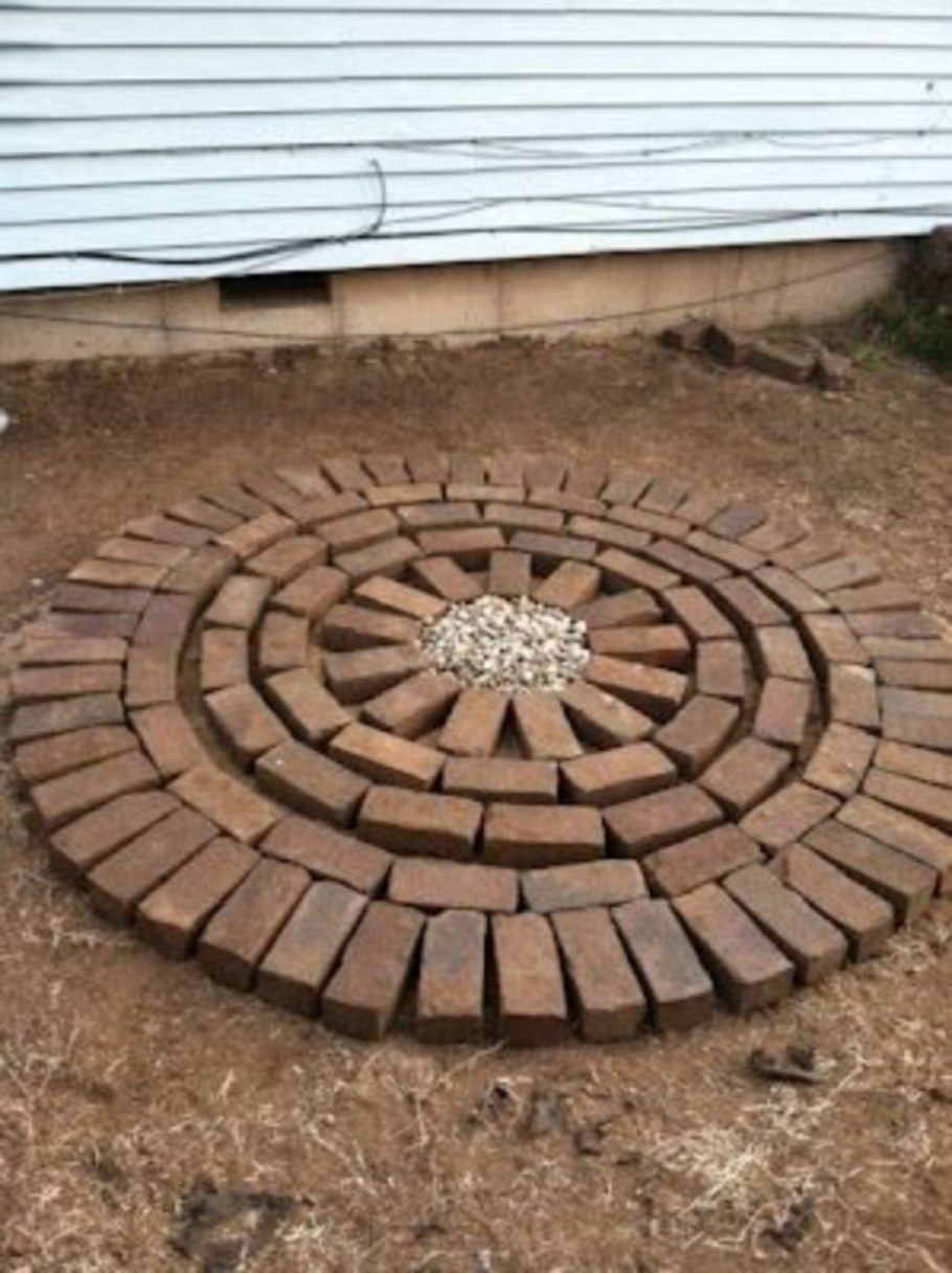 Круглая площадка из кирпича