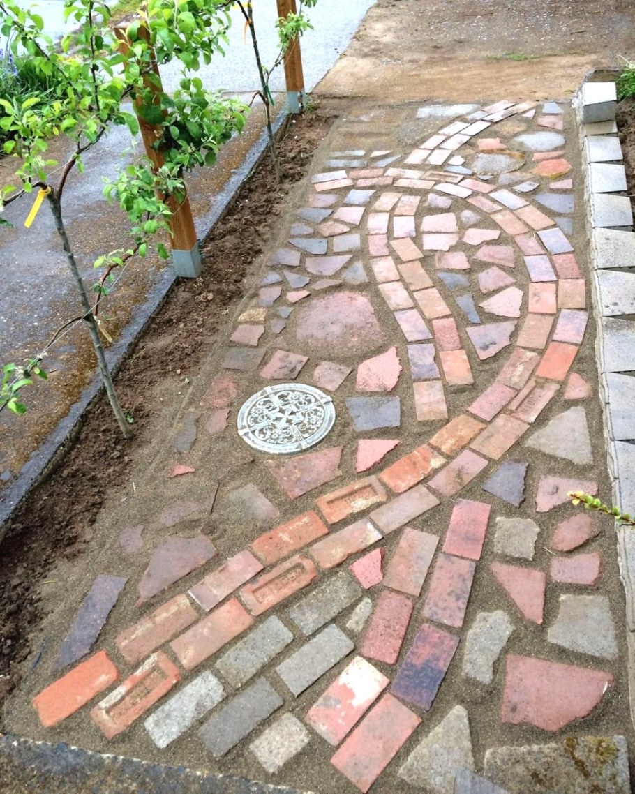 Тропинка из старого кирпича