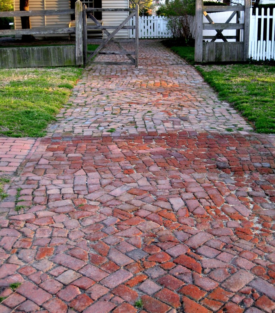 Дорожки из старого кирпича