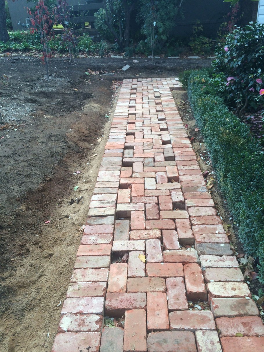 Двор из кирпича своими руками