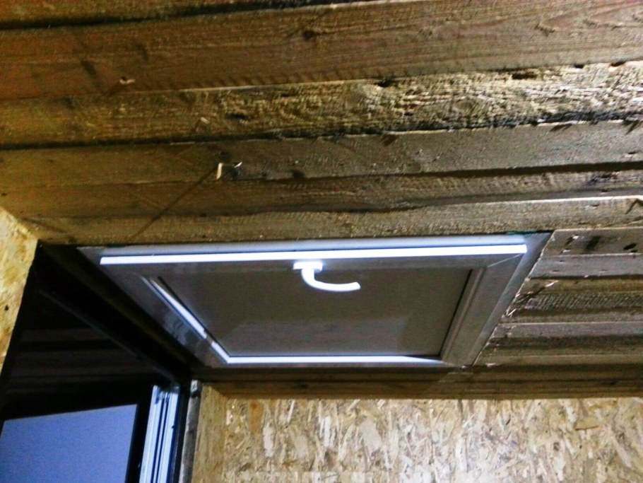 Люк в предбаннике на чердак