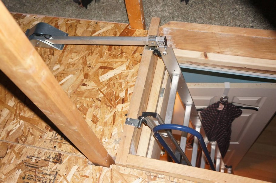 Ревизионный люк на чердак