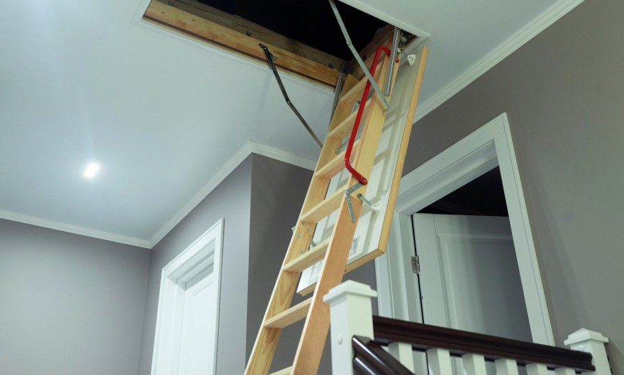 Чердачная лестница в натяжном потолке