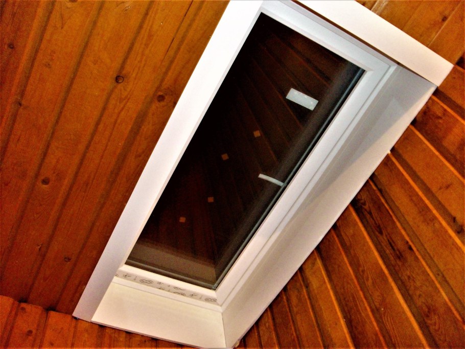 Пластиковый чердачный люк