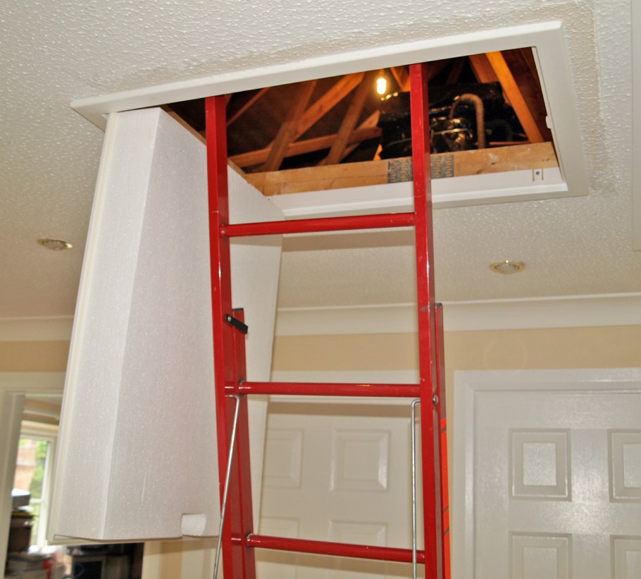 Противопожарный люк с лестницей на чердак