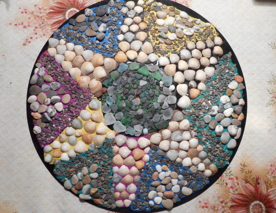 Панно из разноцветных камней