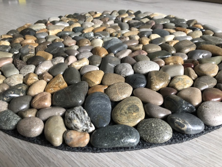 Коврик из морских камней