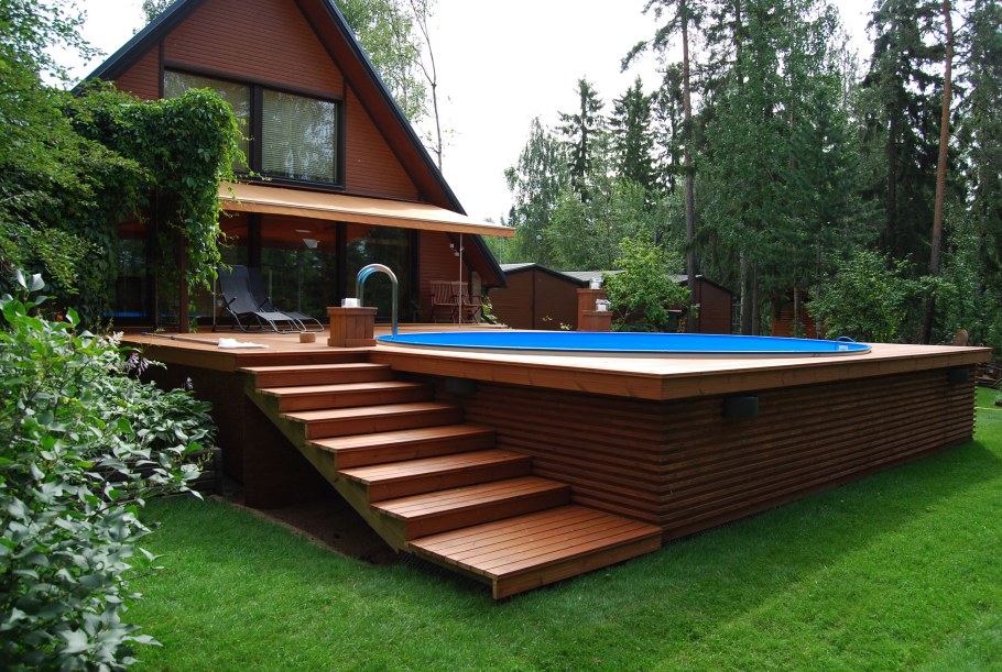 Деревянный подиум для бассейна