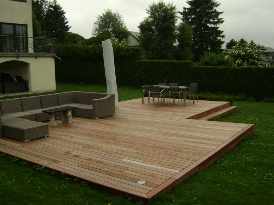 Деревянный подиум на даче