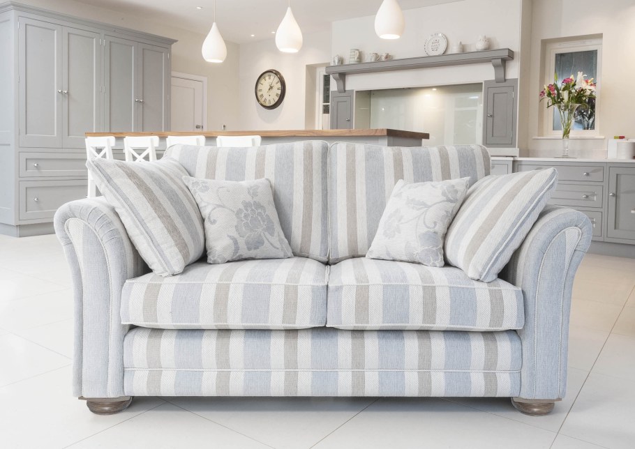 Диван в стиле Прованс в полоску