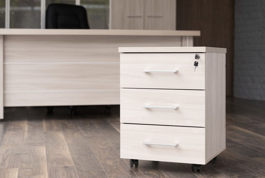 Полосатый диван в интерьере