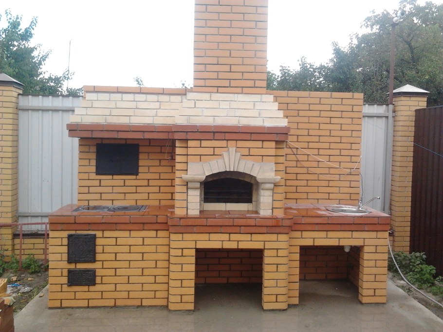 Барбекю на улице из кирпича