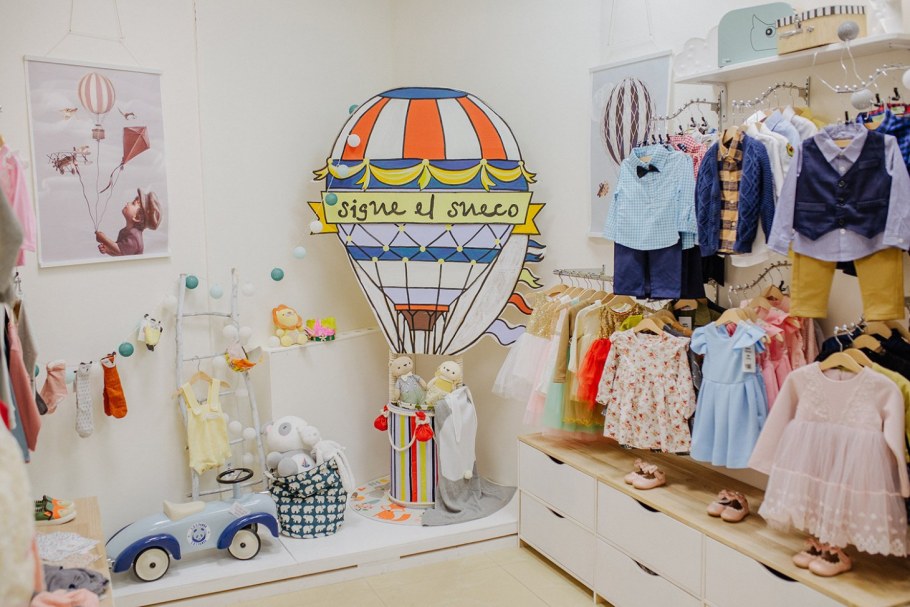 Интерьер магазина детской одежды