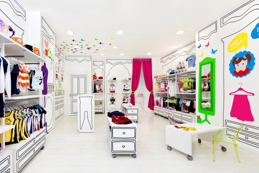Витрина магазина детской одежды