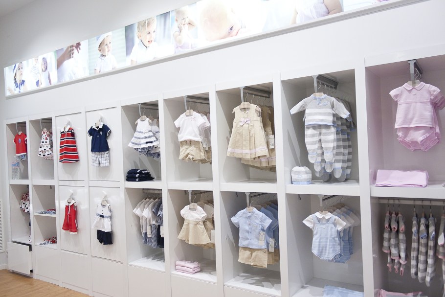 Интерьер магазина детской одежды