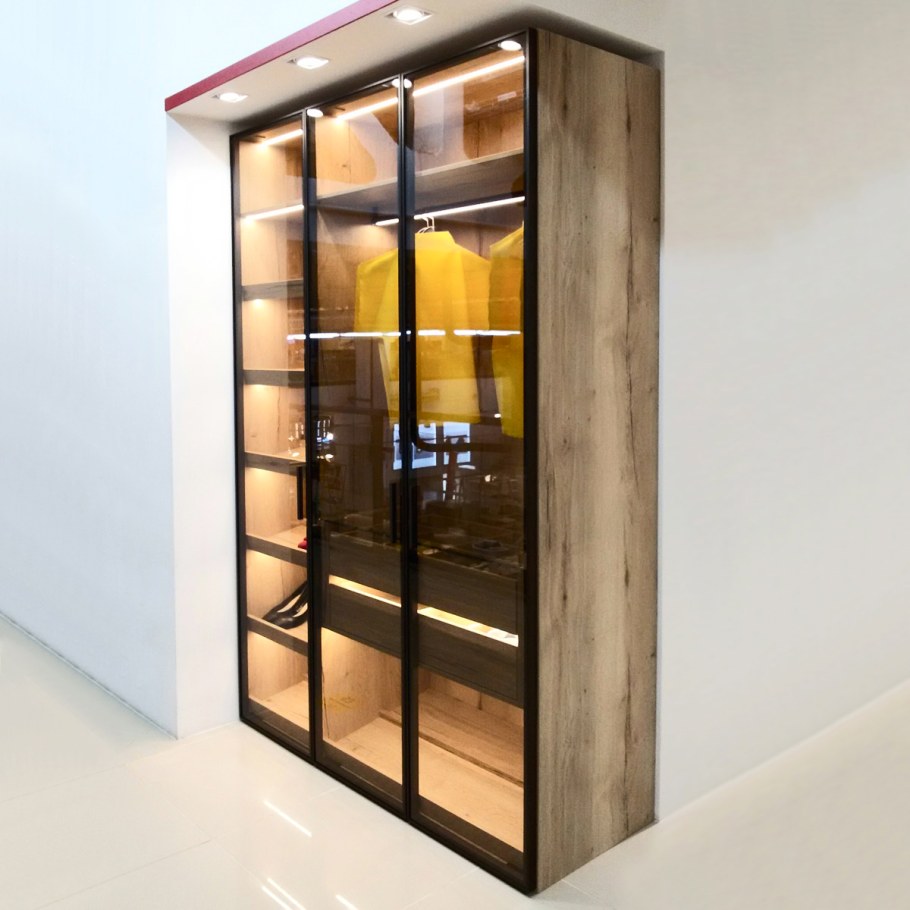 Книжный шкаф