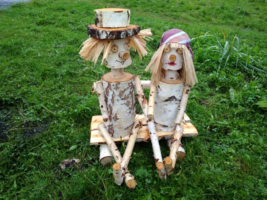 Паровозик из бревен для детской площадки