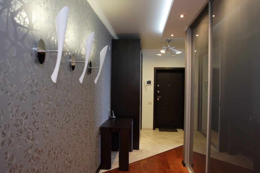 Серебряные панели в коридоре