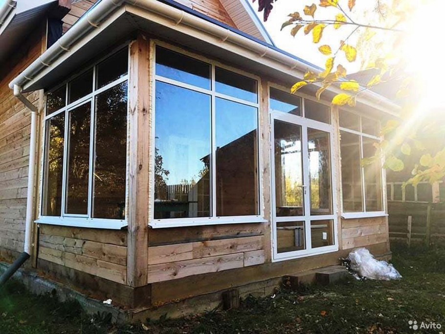 Застеклённая веранда к деревянному дому