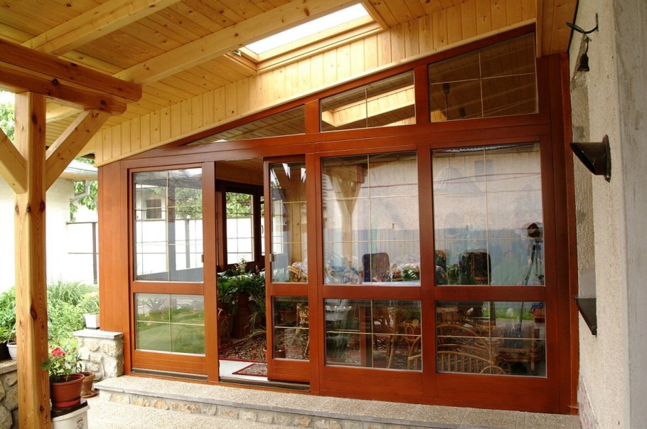 Стеклянная оранжерея пристроенная к дому