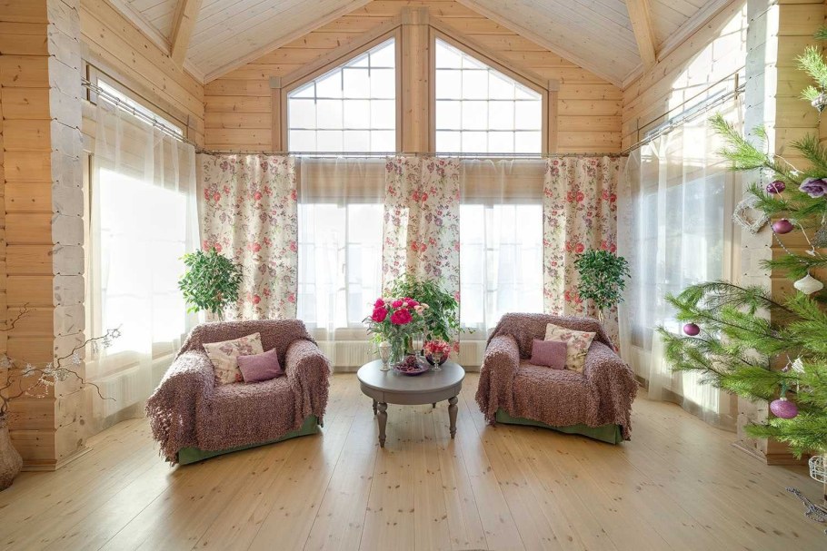 Шторы в комнате со вторым светом