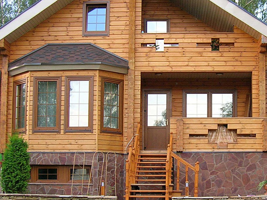 Деревянный дом с эркером