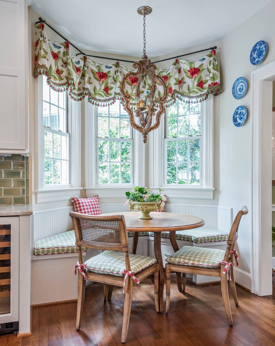 Шторы на эркерные окна в стиле Прованс