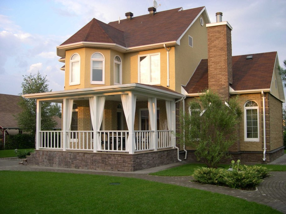 Двухэтажный дом с верандой