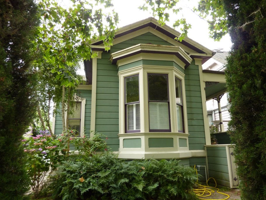 Домик с эркером