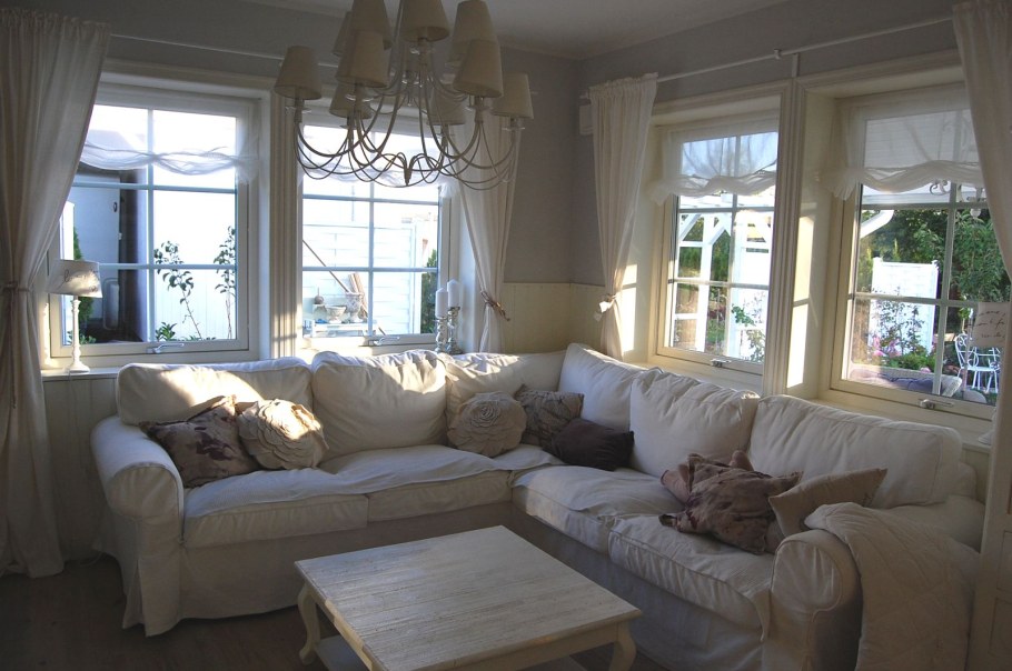 Загородный дом с эркером