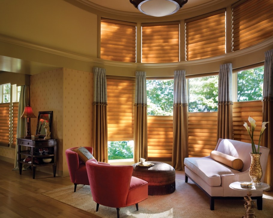 Деревянные окна в гостиной