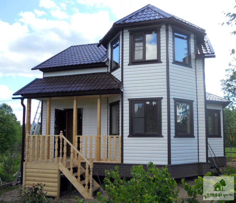 Крыльцо в доме с эркером