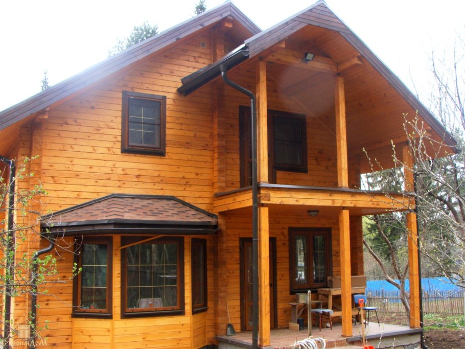 Деревянный дом с эркером