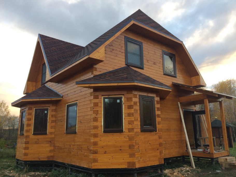 Деревянный дом с эркером