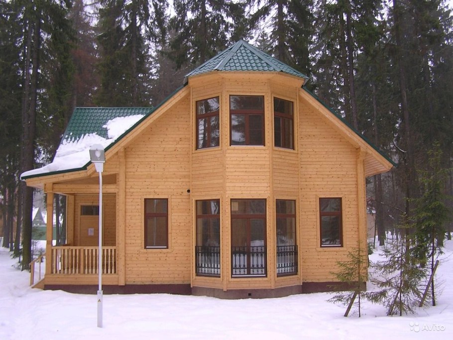 Дом из бруса с эркером
