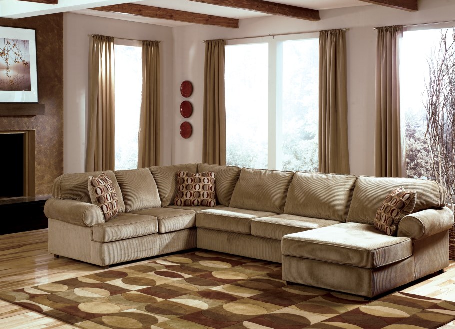 Угловой диван в зал