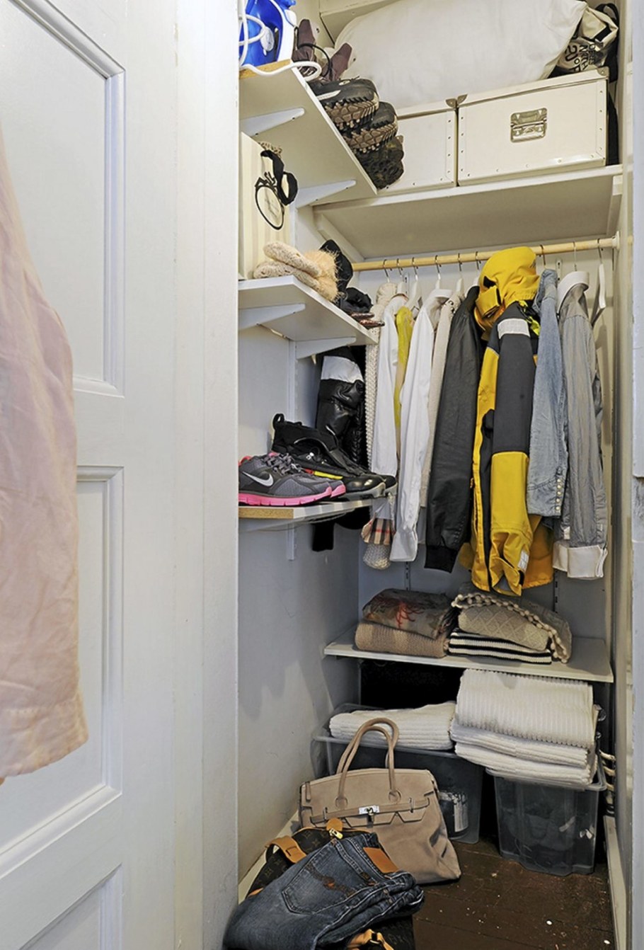 Шкаф в маленькую кладовку