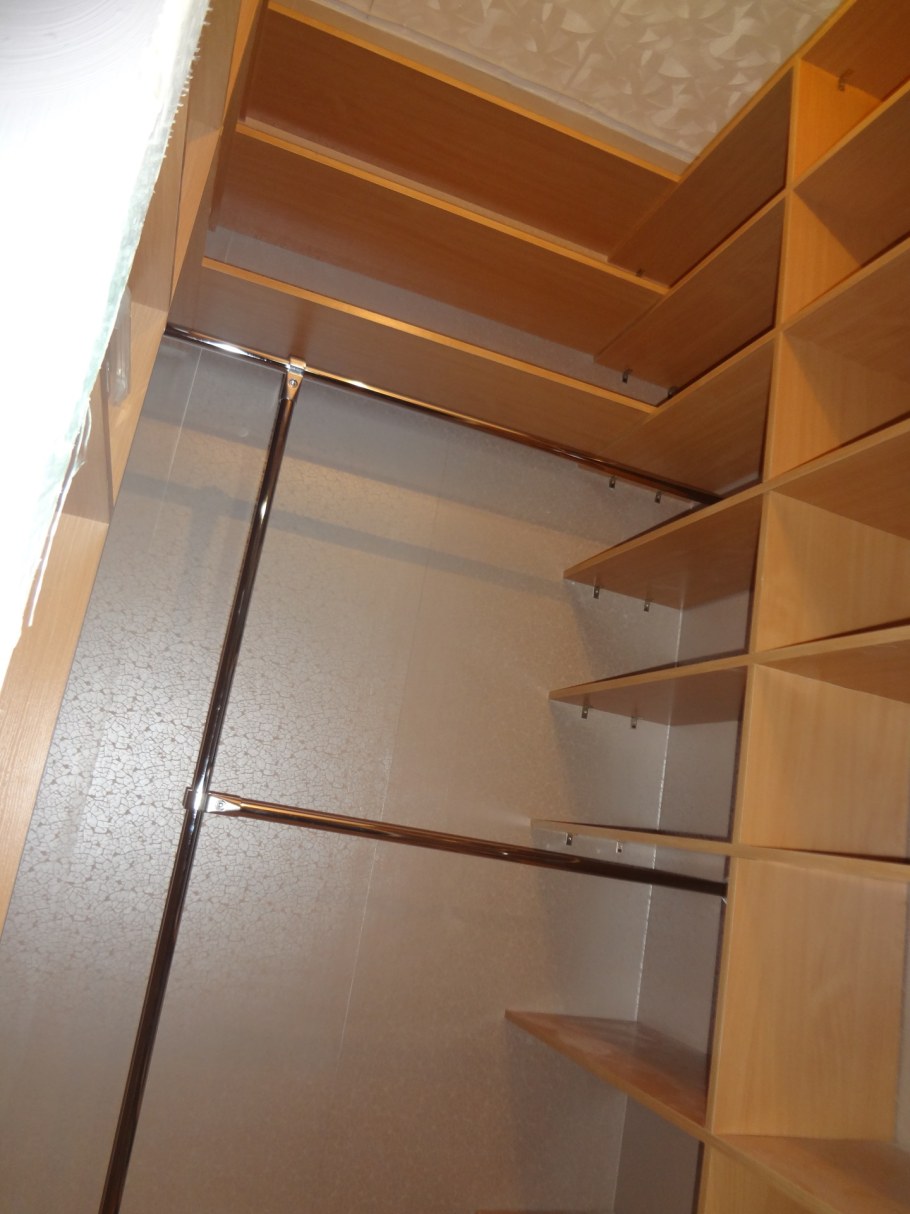 Узкая гардеробная