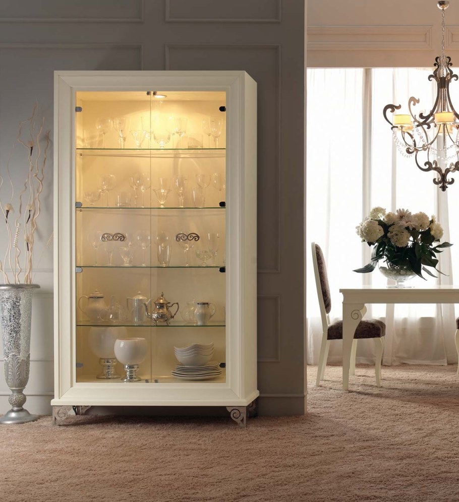 Угловая витрина для гостиной в классическом стиле