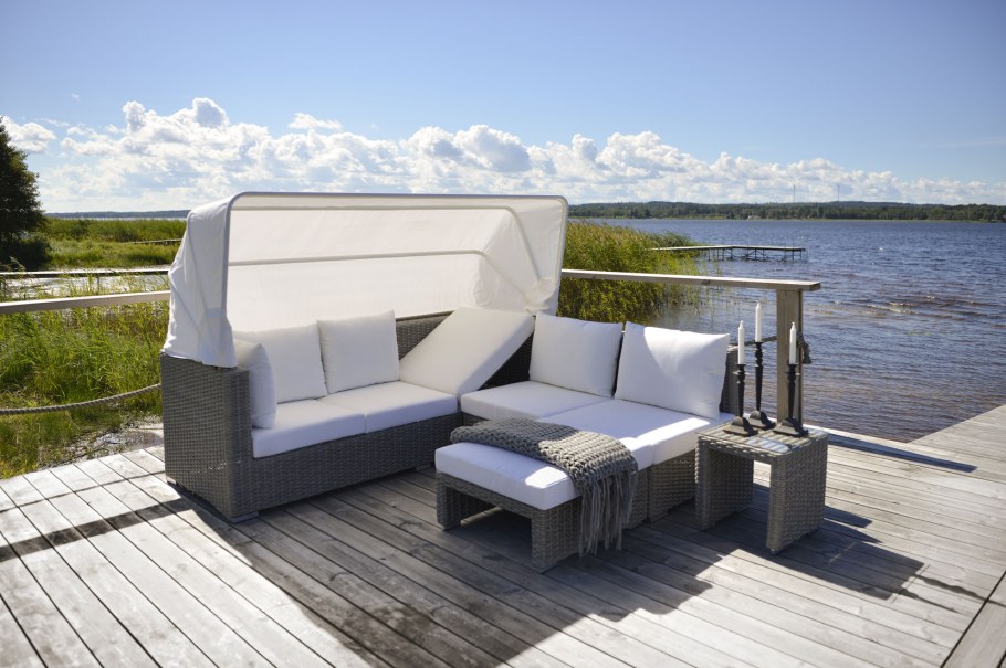 Диван на деревянном каркасе