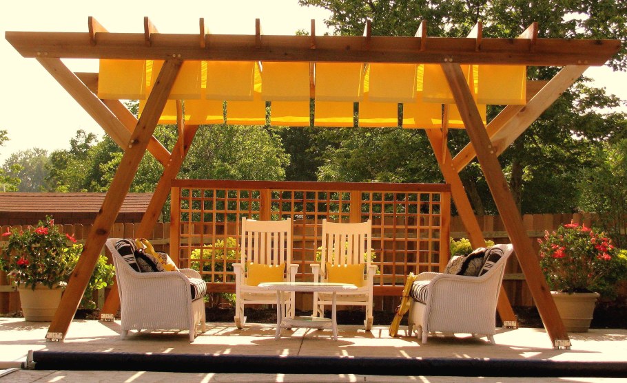 Деревянный навес для дачи